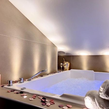 Cocon Blanc Calin Avec Jacuzzi Privatif - Loveroom Insolite Saint-Etienne  Dış mekan fotoğraf