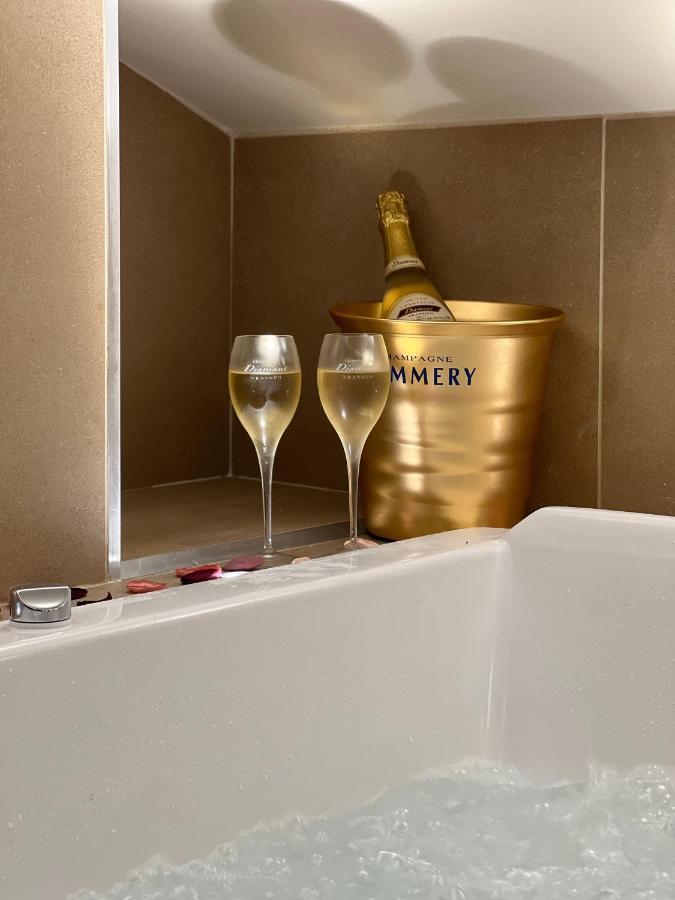 Cocon Blanc Calin Avec Jacuzzi Privatif - Loveroom Insolite Saint-Etienne  Dış mekan fotoğraf
