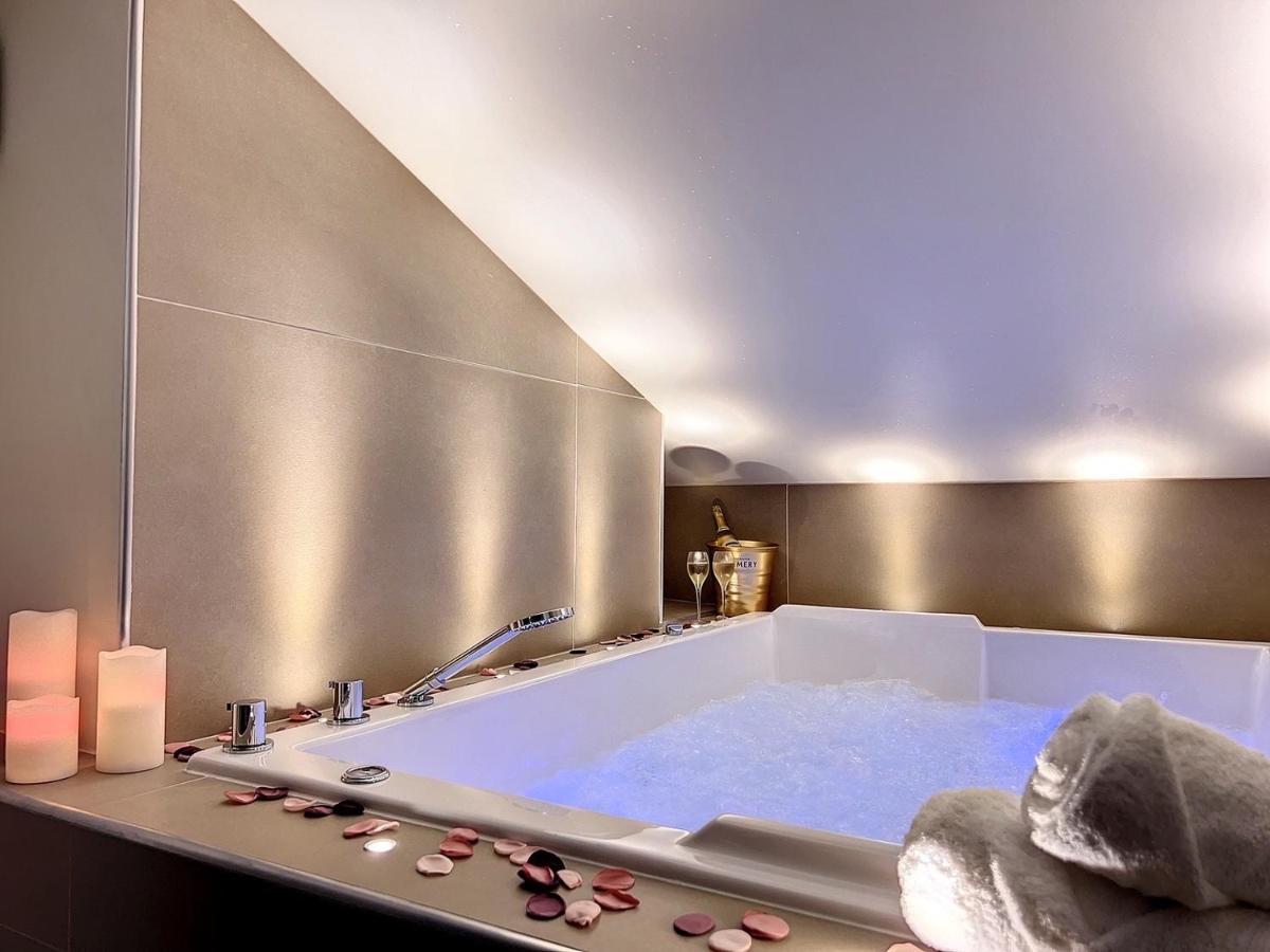 Cocon Blanc Calin Avec Jacuzzi Privatif - Loveroom Insolite Saint-Etienne  Dış mekan fotoğraf