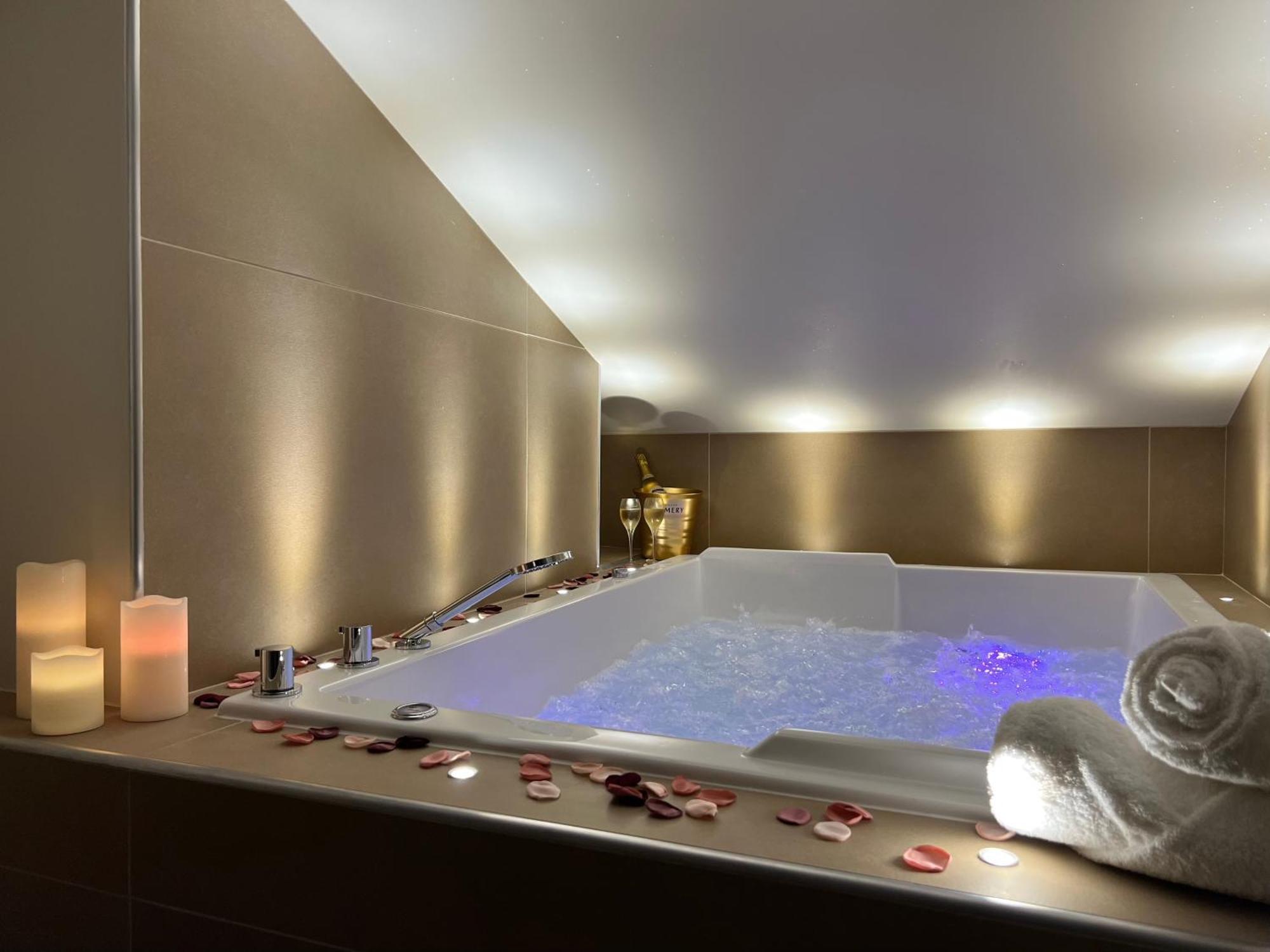 Cocon Blanc Calin Avec Jacuzzi Privatif - Loveroom Insolite Saint-Etienne  Dış mekan fotoğraf