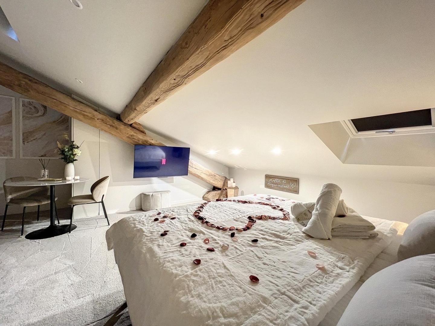 Cocon Blanc Calin Avec Jacuzzi Privatif - Loveroom Insolite Saint-Etienne  Dış mekan fotoğraf